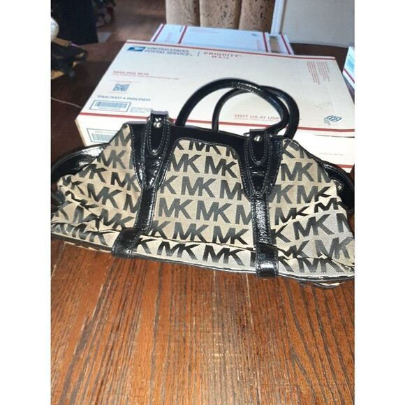Michael Kors Black Tan Signature Logo Bag Purse Handbag  Medium Size Top Handle - Picture 3 of 11